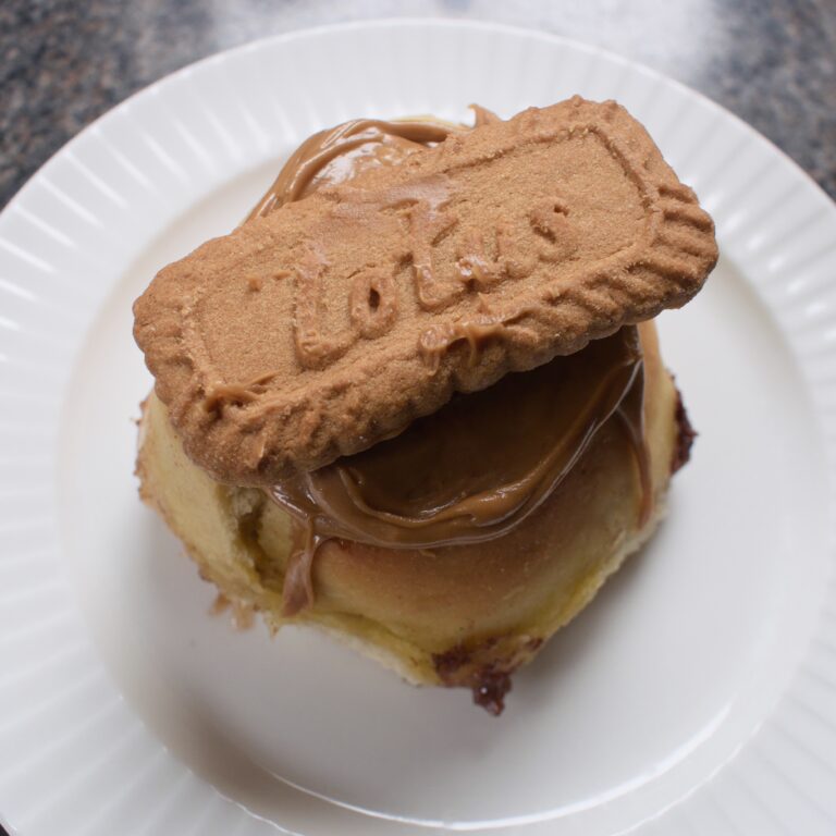 vegan biscoff cinnamon rolls